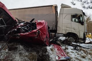 Śmiertelny wypadek pod Myśliborzem. Dwaj kierowcy zginęli w zderzeniu trzech tirów [ZDJĘCIA].