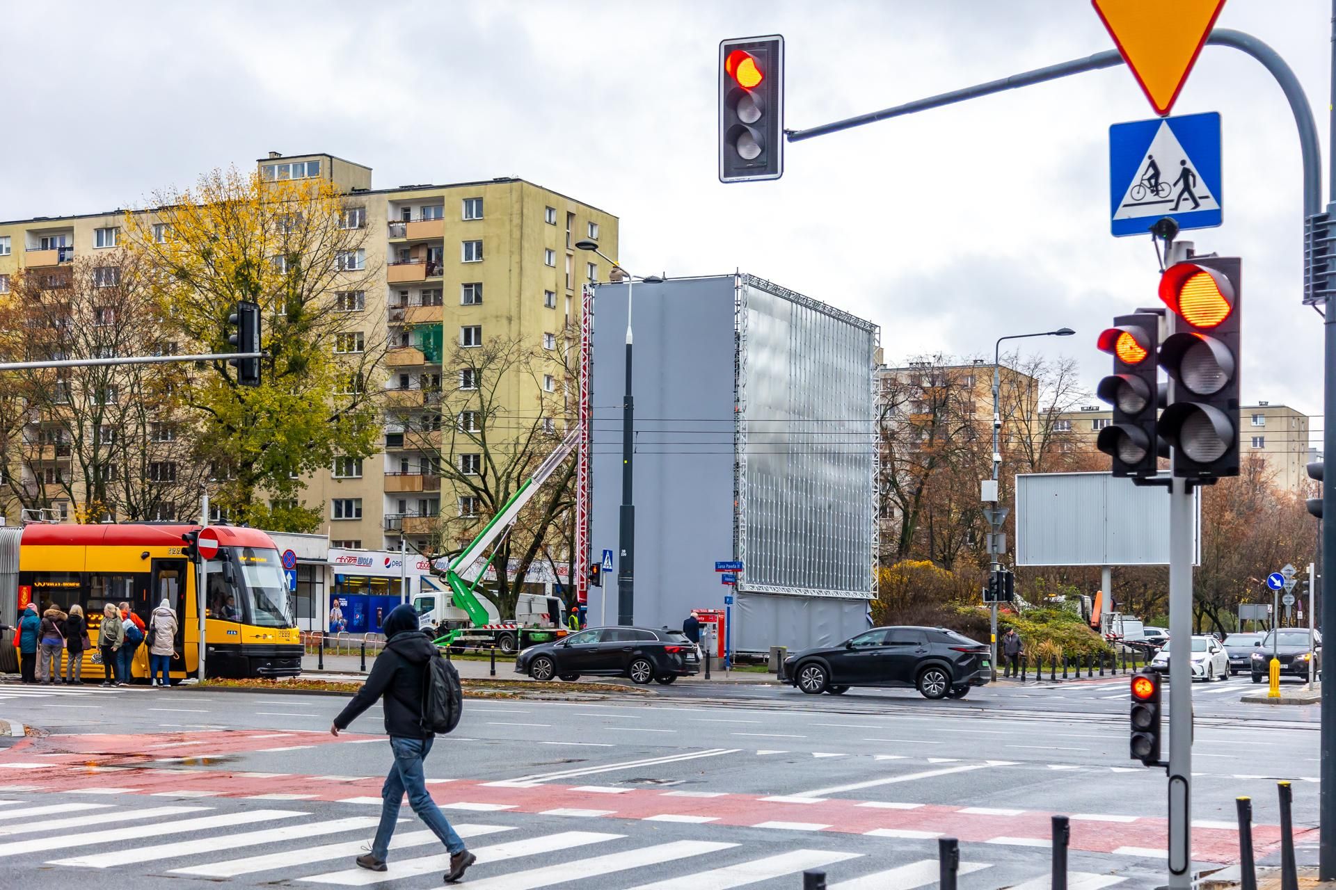 Stelaż reklamowy na rogu ul. Anielewicza i al. Jana Pawła II w Warszawie