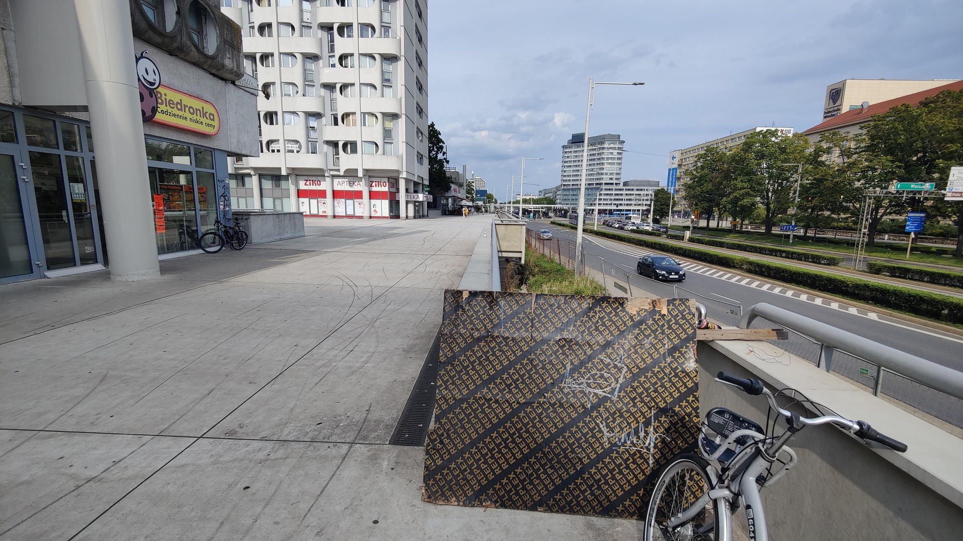 Remont esplanady przy Sedesowcach we Wrocławiu