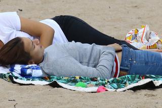 Anna Starmach z dzieckiem na plaży