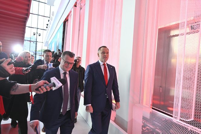 Karol Nawrocki przyjechał do TVP. Symboliczny gest i mocne wsparcie z zaplecza