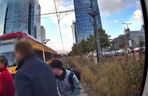 Wstrząsające nagranie w tramwaju. Rowerzysta przejechał na czerwonym świetle przez pasy
