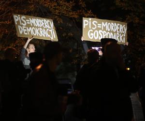 Protesty przed Wawelem w miesięcznice pogrzebu pary prezydenckiej
