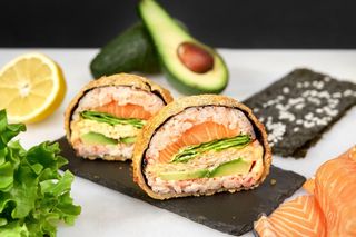 Sushi burger. Tradycyjne japońskie danie w nowoczesnej odsłonie