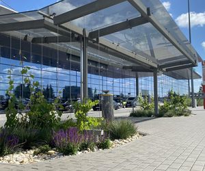 Tak wygladają ogrody deszczowe na parkingu przed terminalami Katowice Airport