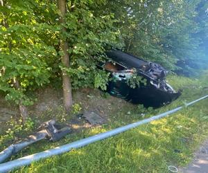 20-latek stracił panowanie nad BMW, wypadł z drogi i dachował