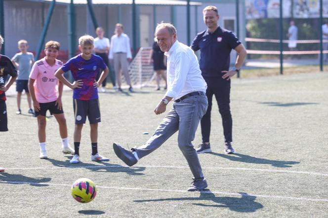  Filmik z Tuskiem trafił do sieci! Donald Tusk zaskoczył dzieci i ministra sportu