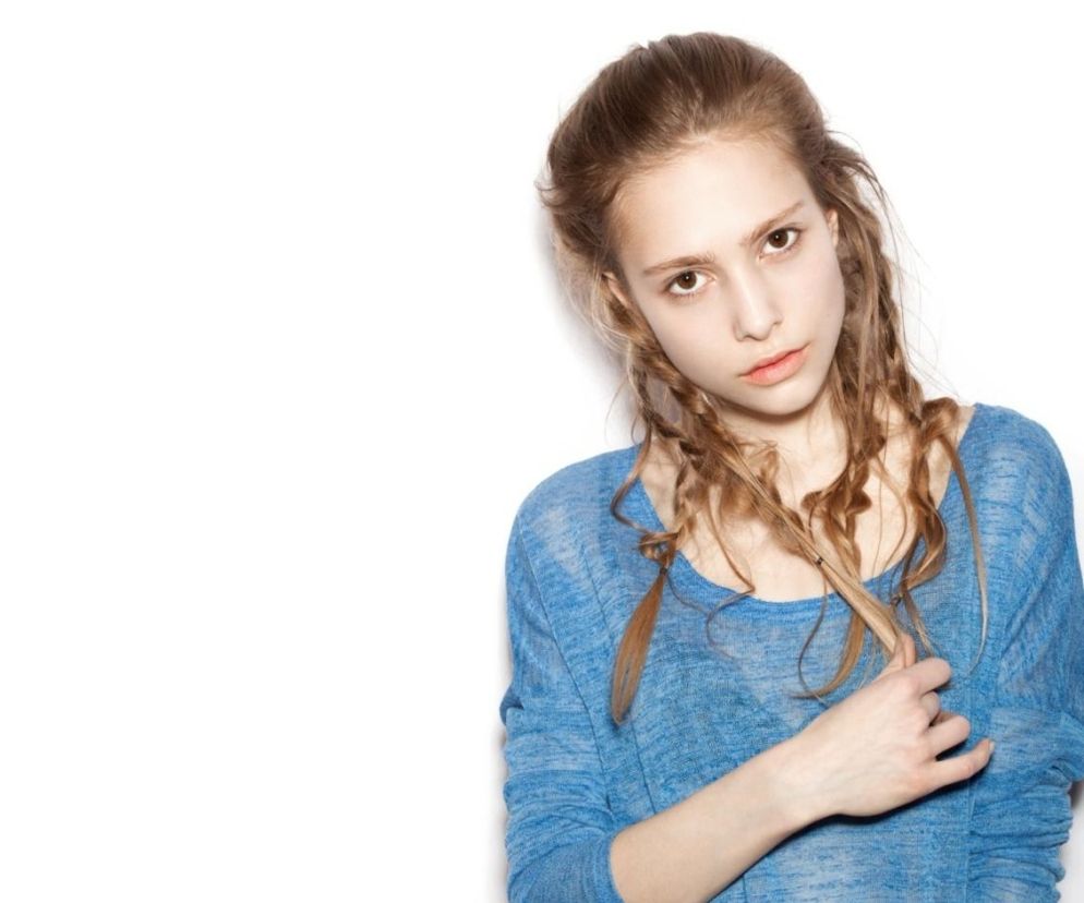 Trądzik młodzieńczy jest chorobą skóry, której występowanie przypada na okres pokwitania (dojrzewania). Za rozwój choroby odpowiadają głównie zmiany w gospodarce hormonalnej młodego człowieka.