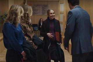 M jak miłość, odc. 1727. Julia (Marta Chodorowska), Rotkiewicz (Aleksandar Milicević), Sylwia (Hanna Turnau), Iga Rotkiewicz (Patrycja Potyralska)