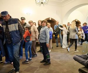 Gigantyczna kolejka w Olsztynie. Wszyscy chcieli zwiedzić to miejsce