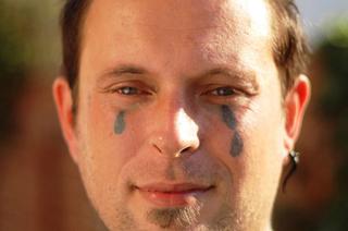 Szok! Zrobił sobie tatuaż po pijanemu. Próbował go usunąć... tarką do sera!