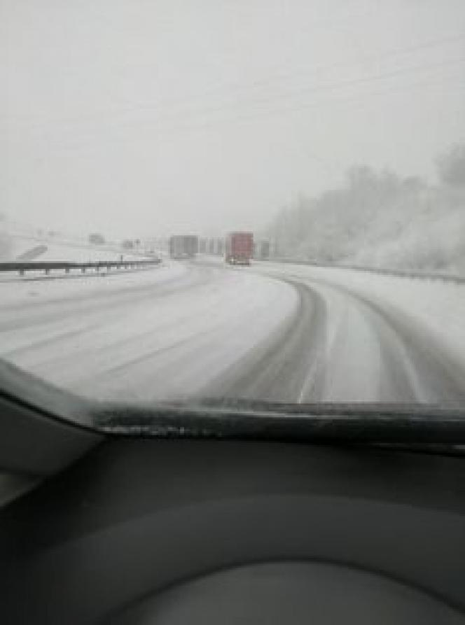 Opady śniegu PARALIŻUJĄ drogi. DRAMAT na drogach Podkarpacia [ZDJĘCIA INTERNAUTÓW]