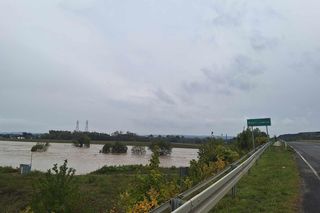 Polder Buków przecieka. Służby na miejscu uszczelniają obwałowania