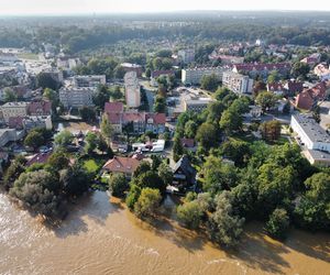 Rzeka Bóbr wdarła się na ulice Żagania