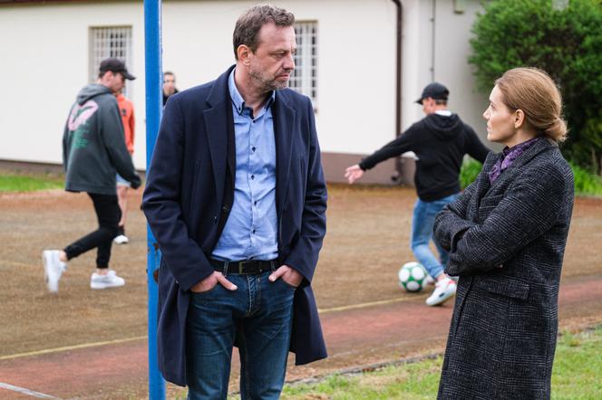 Na Wspólnej odc. 3312. Krzysztof Smolny (Łukasz Konopka), dyrektorka poprawczaka Żabiniec (Ewa Kaczmarek-Domagalska)