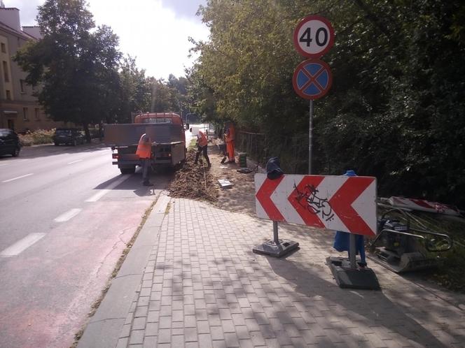 Absurd drogowy w Olsztynie. Zamknęli chodnik, piesi musieli chodzić po jezdni [FOTO]