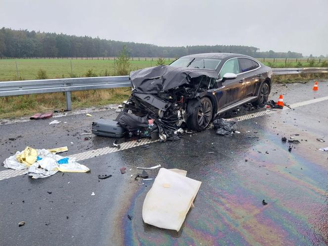 Poważny wypadek na S5 koło Leszna. Samochód uderzył w małzeństwo