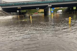 Zalana droga pod wiaduktem S86 w Katowicach obok Ikei