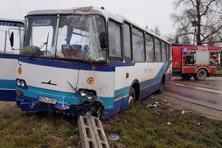 Tołcze. Autobus zderzył się z osobówką. Trzy osoby zabrane do szpitala