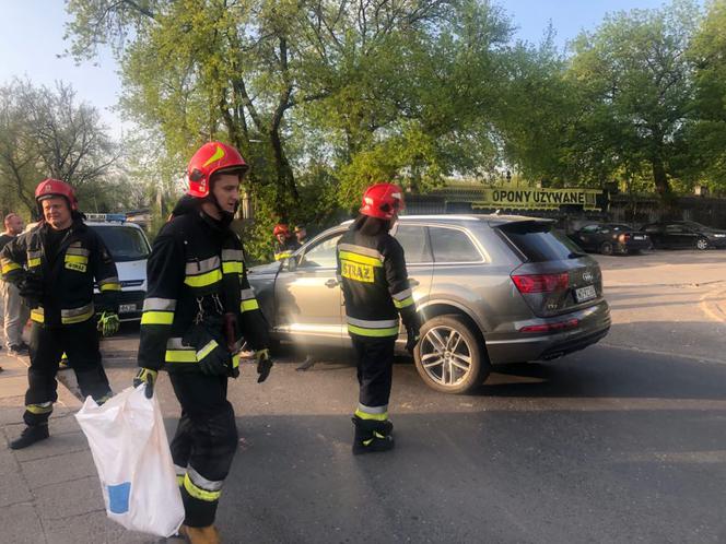 Wypadek przy Obozowej. Dwóch strażników miejskich w szpitalu