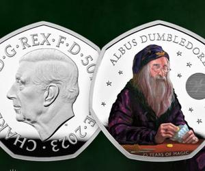 Albus Dumbledore na jednej monecie z Karolem III! Specjalna kolekcja The Royal Mint na 25 lecie wydania Kamienia Filozoficznego