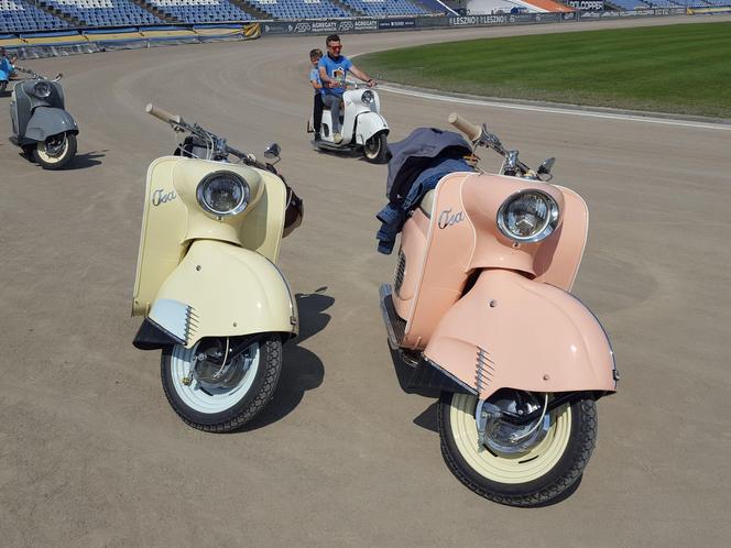 Osy kręciły kółka na stadionie żużlowym w Lesznie. Ogólnopolski zlot skuterów Osa Osieczna-Leszno 