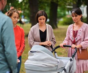 “Pierwsza miłość”: Kinga przypadkowo spotyka Janka i Lilkę na spacerze z Polą… Ten widok łamie jej serce