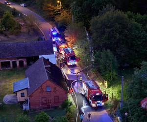 Kłęby czarnego dymu nad okolicą