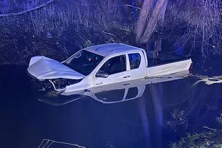 Zjechał z drogi wprost do rzeki. Jego auto postanowiło popływać w cieku wodnym