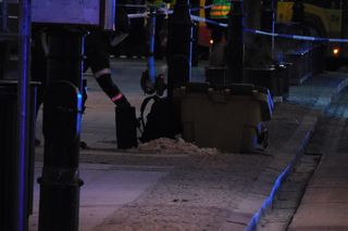 Podczas kontroli na Nowym Świecie mężczyzna wręczył policjantom przedmiot przypominający granat