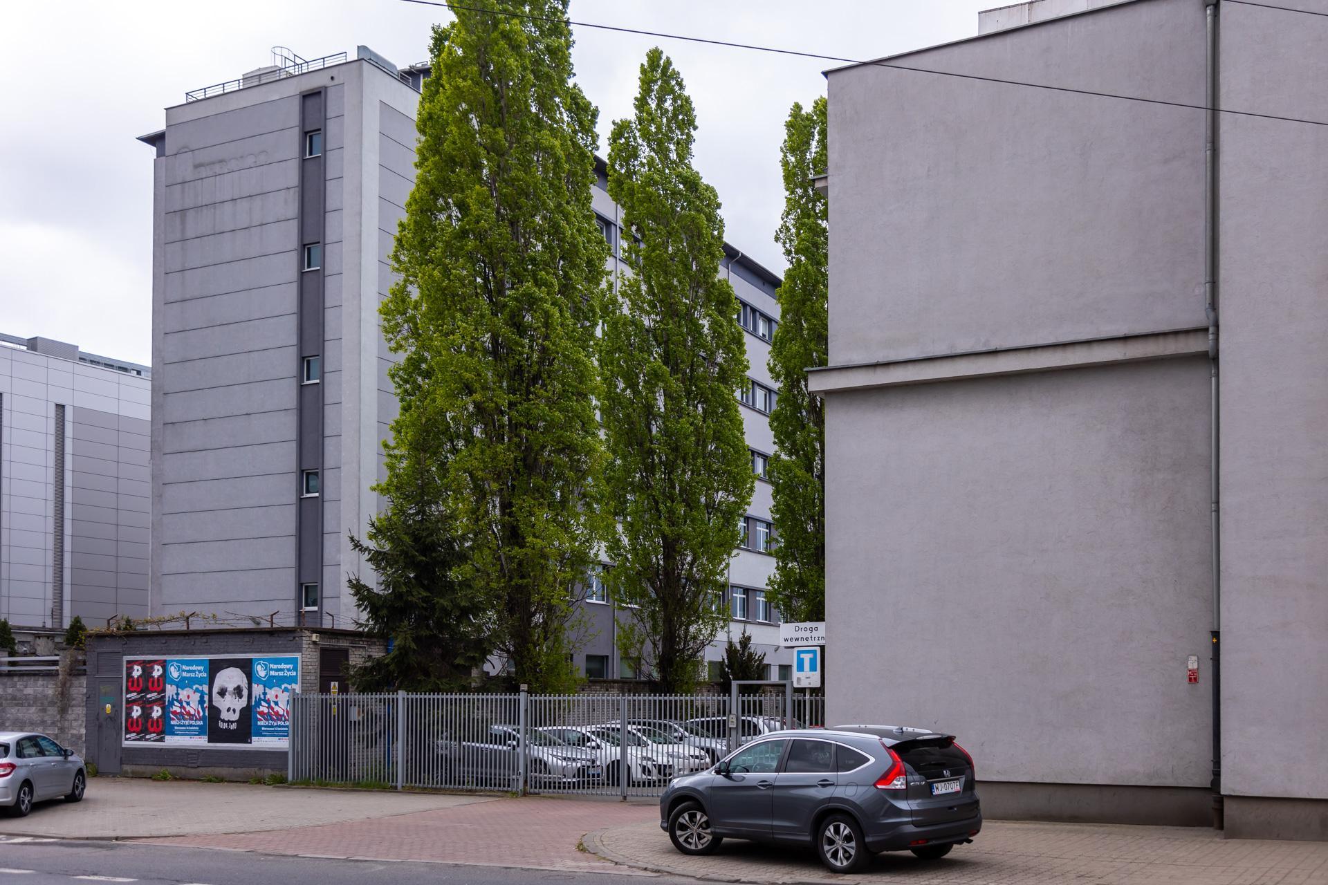 Teatr Powszechny w Warszawie (w tle budynek Pepsi, przeznaczony do rozbiórki) 