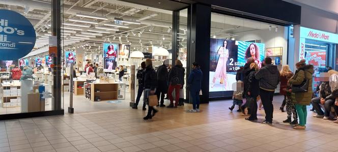 Krakowianie rzucili się na zakupy w ostatni dzień przed lockdownem. Tłumy w galeriach!