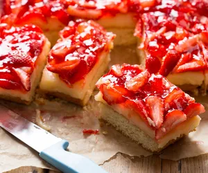  Ciasto budyniowe z truskawkami: przepis 