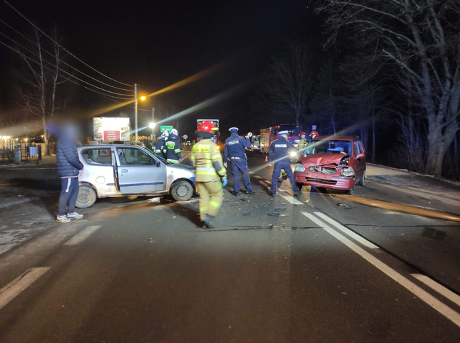 Gmina Liszki: POTĘŻNE zderzenie pojazdów! Dwie osoby RANNE. Blokada drogi