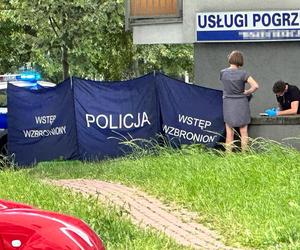 Kolejna makabra w Warszawie. Pod zakładem pogrzebowym znaleziono ciało 60-letniego mężczyzny 