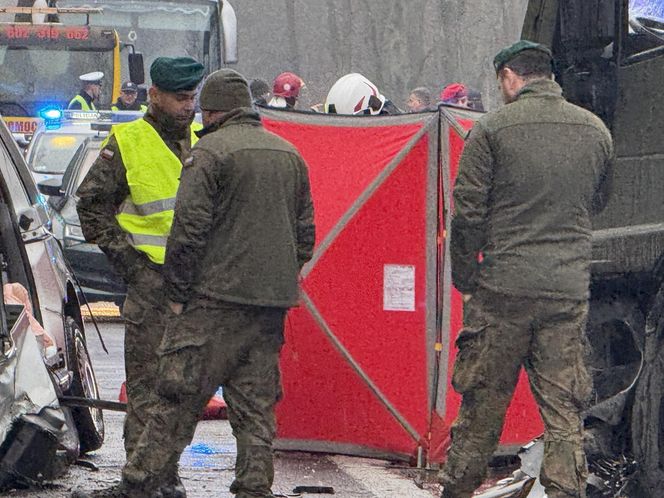 Masowy wypadek pod Warszawą! Zderzenie trzech aut z wojskową ciężarówką. Jedna osoba nie żyje