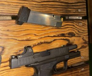 57-latek terroryzował ludzi w centrum miasta. W jego mieszkaniu znaleźli prawdziwy arsenał