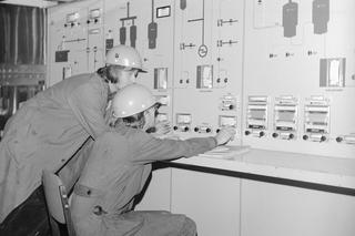 Pracownicy przy aparaturze sterującej i kontrolnej, Łapy, 1974 r.