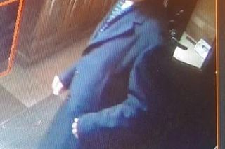 Policja we Wrocławiu szuka tego mężczyzny. Jest podejrzany o uszkodzenie aut na Kozanowie