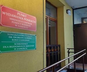 Gorący posiłek  wydawany jest  potrzebujących. Zamojski MCPR pomaga