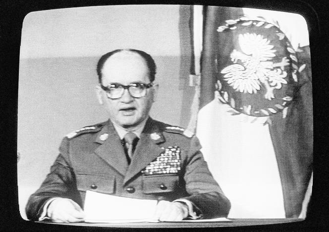 Gen. Wojciech Jaruzelski ogłasza wprowadzenie stanu wojennego, 13.12.1981. 