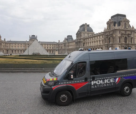 Złodzieje z Luwru w rękach policji. Kradzież klejnotów wstrząsnęła Francją