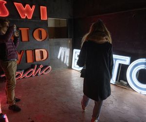 Bytomski neon wrócił do życia. To on witał podróżnych na bytomskim dworcu PKP