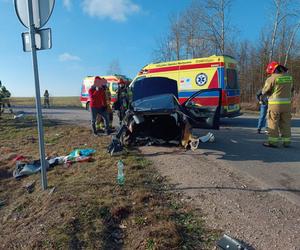 Potworny wypadek pod Siedlcami. Auto rozpadło się na pół!