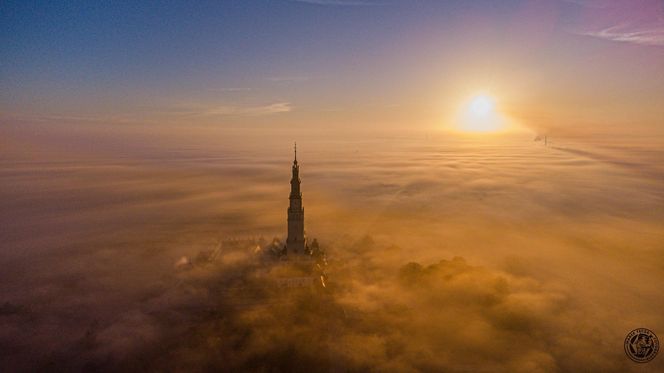 Jasna Góra jak samotny okręt we mgle. Wyjątkowe zdjęcia