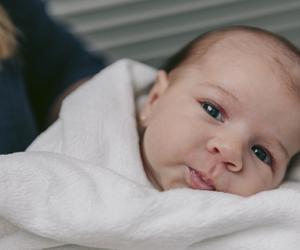 24 godziny po narodzinach mama przebiła jej uszy. Internauci oburzeni  