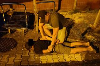 Wygłodniali złodzieje wpadli na gorącym uczynku. Ich łupem padły pomidory, łopatka wieprzowa i musztard