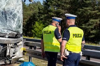 Wypadek polskiego autokaru w Niemczech. Autobus zderzył się z ciężarówkami, została miazga