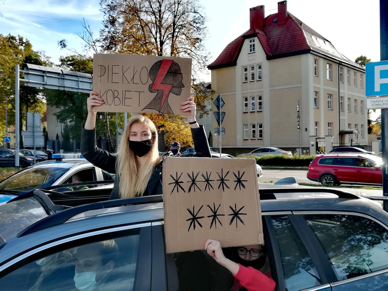 Słyszeliście w niedzielę klaksony? To samochodowy protest kobiet [POSŁUCHAJ RELACJI]