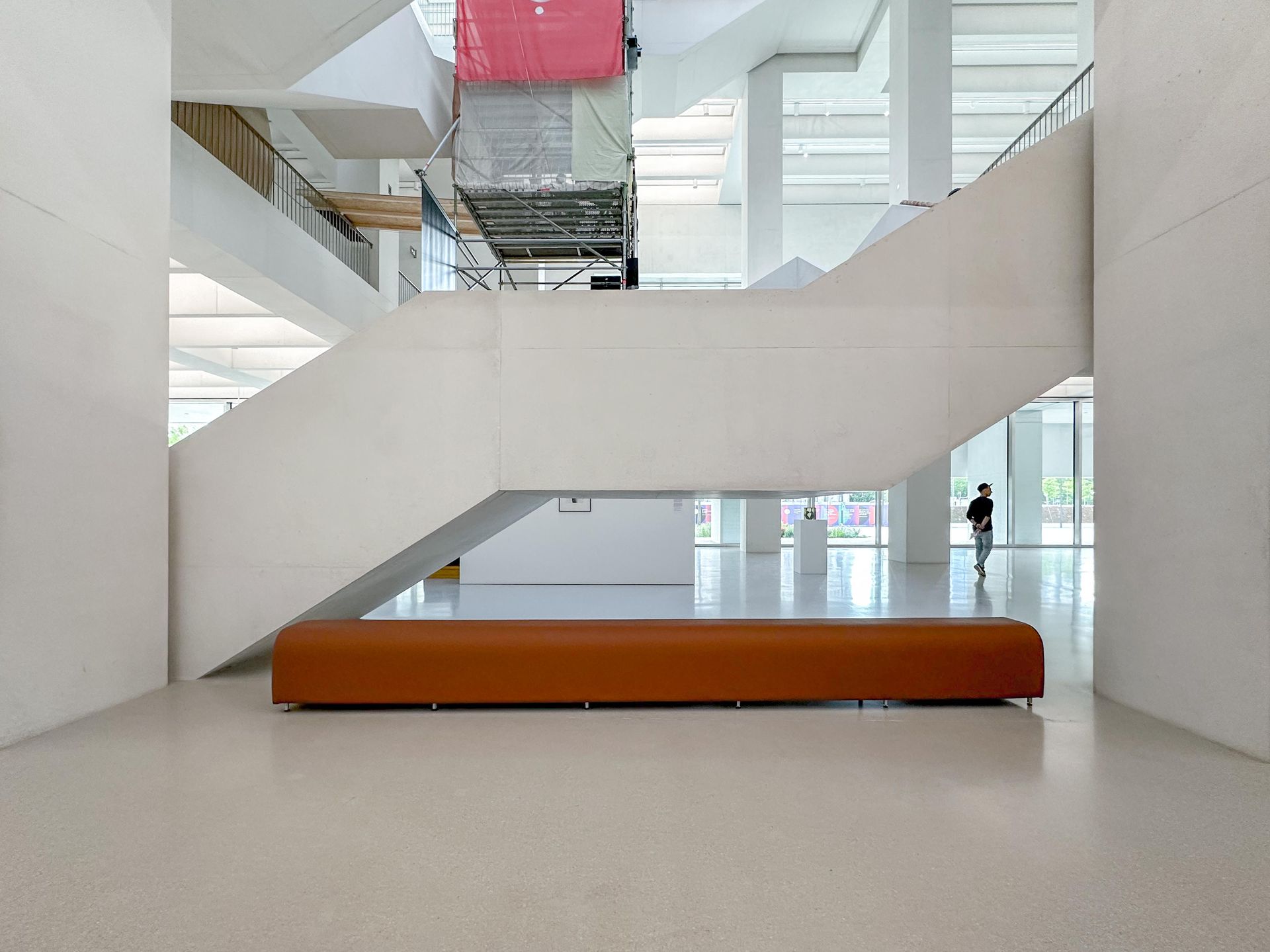 Czy przestrzenie na parterze MSN spełniają funkcje publiczne?